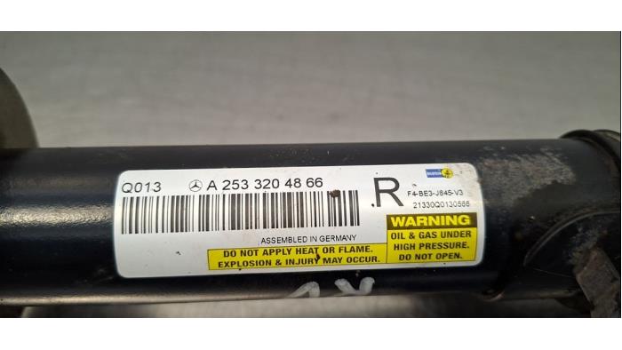 Schokdemper rechts-voor van een Mercedes-Benz GLC (X253) 2.0 300de 16V 4-Matic 2022