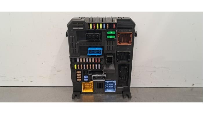 Boîte à fusibles Peugeot 208