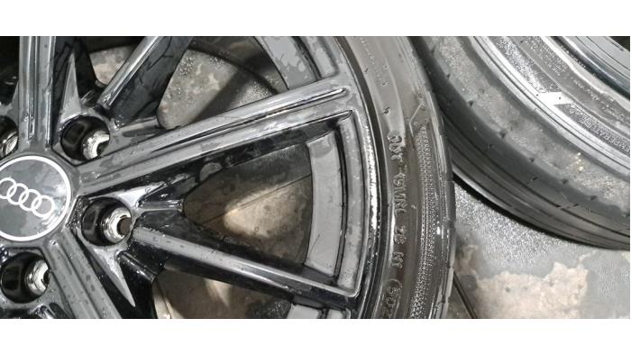 Velgen set + banden van een Audi A3 Sportback (8YA) 2.0 35 TDI 16V 2023