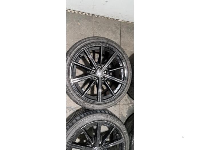 Velgen set + banden van een Audi A3 Sportback (8YA) 2.0 35 TDI 16V 2023