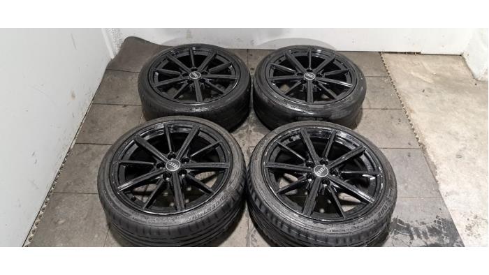 Velgen set + banden van een Audi A3 Sportback (8YA) 2.0 35 TDI 16V 2023