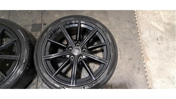 Velgen set + banden van een Audi A3 Sportback (8YA) 2.0 35 TDI 16V 2023