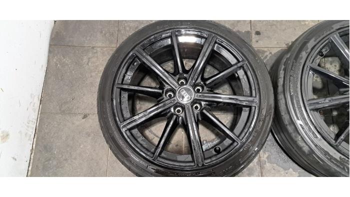 Velgen set + banden van een Audi A3 Sportback (8YA) 2.0 35 TDI 16V 2023