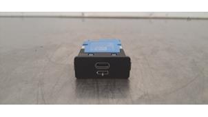 Gebruikte AUX/USB aansluiting BMW X3 (G01) xDrive 20d 2.0 TwinPower 16V Mild Hybrid Prijs € 30,25 Inclusief btw aangeboden door Autohandel Didier