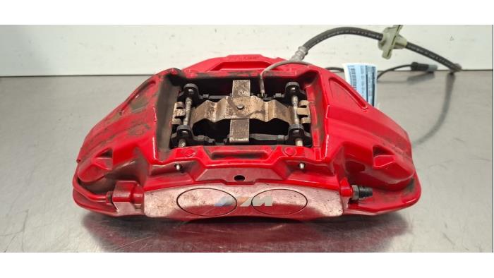 Remklauw (Tang) links-voor van een BMW 1 serie (F40) 128ti 2.0 TwinPower 16V 2023