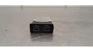 Gebruikte AUX/USB aansluiting BMW 1 serie (F40) 128ti 2.0 TwinPower 16V Prijs € 24,20 Inclusief btw aangeboden door Autohandel Didier