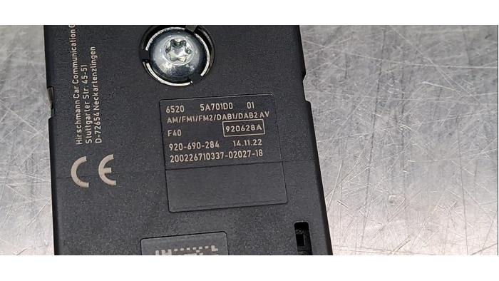 Antenne Versterker van een BMW 1 serie (F40) 128ti 2.0 TwinPower 16V 2023