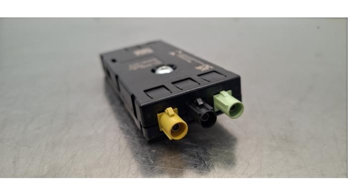 Antenne Versterker van een BMW 1 serie (F40) 128ti 2.0 TwinPower 16V 2023