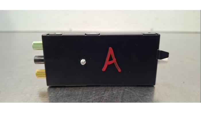 Antenne Versterker van een BMW 1 serie (F40) 128ti 2.0 TwinPower 16V 2023