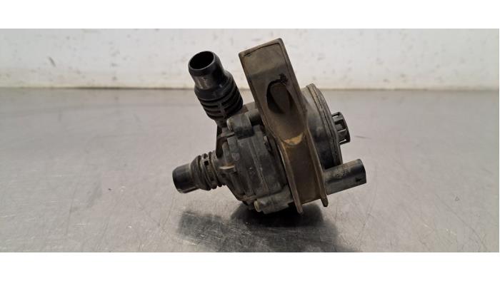 Extra waterpomp van een BMW 1 serie (F40) 128ti 2.0 TwinPower 16V 2023