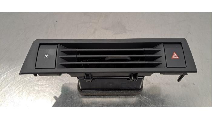 Grille aération tableau de bord Opel Astra