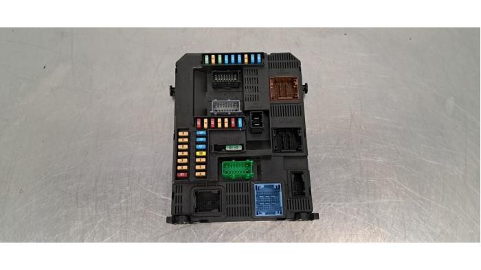 Boîte à fusibles Peugeot 2008