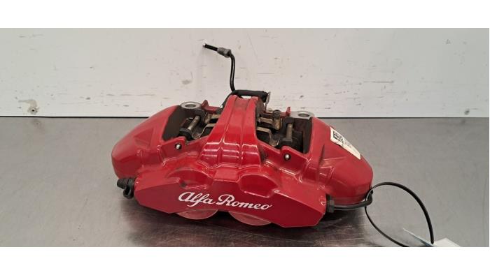 Etrier de frein (pince) avant gauche Alfa Romeo Stelvio