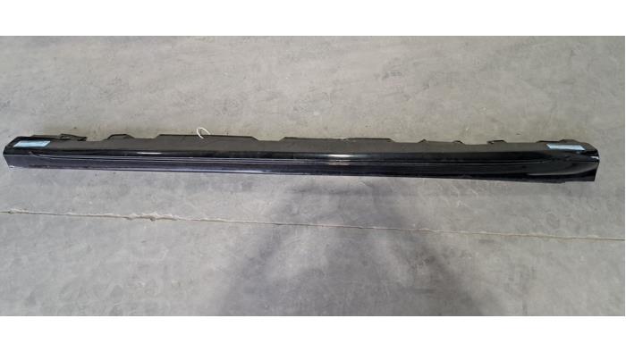 Marche-pied (list de couverture) droite Mercedes CLA