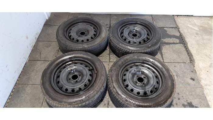 Kit jantes + pneumatiques Renault Clio