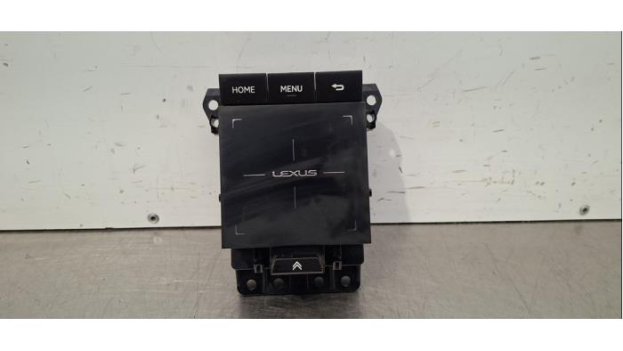 Panneau de commandes navigation Lexus UX