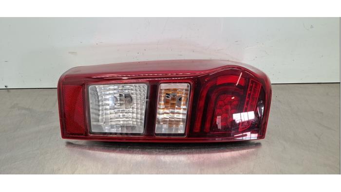 Feu arrière gauche Isuzu D-MAX