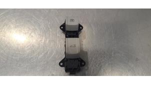 Gebruikte Schuifdak schakelaar MG ZS 1.0 T-GDI 12V Prijs € 30,25 Inclusief btw aangeboden door Autohandel Didier