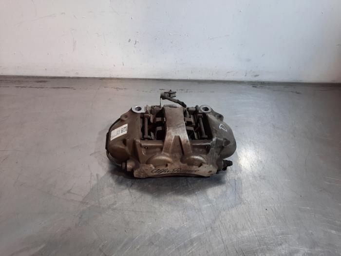 Etrier de frein (pince) avant droit Alfa Romeo Giulia