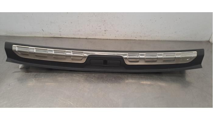 Couverture capteur serrure arrière Peugeot 408