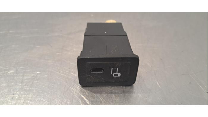 Prise USB Mercedes EQB