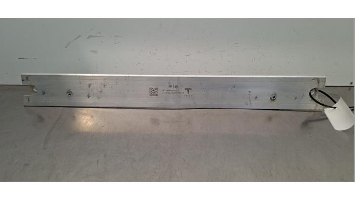 Barre transversale avant Tesla Model Y