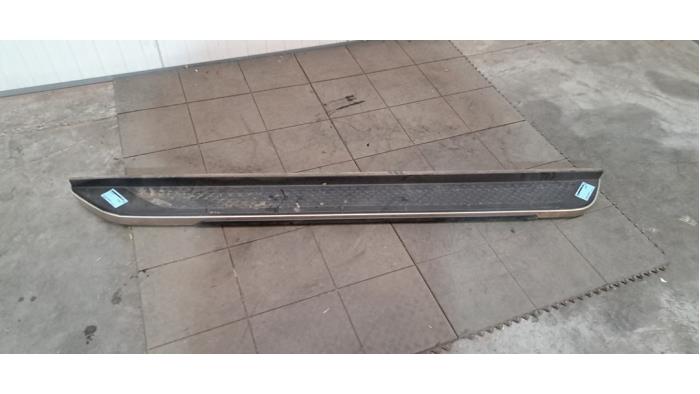 Marchepied gauche Volkswagen Amarok