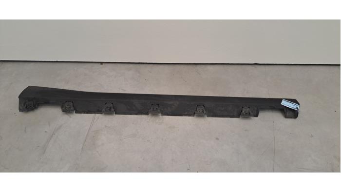 Marche-pied (list de couverture) droite Citroen E-C3