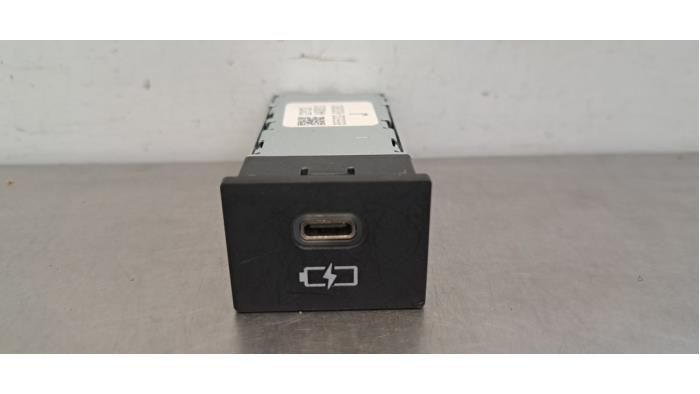 Prise USB Toyota bZ4X