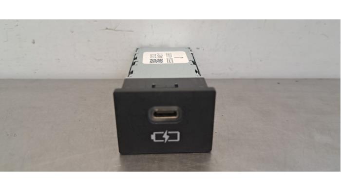 Prise USB Toyota bZ4X