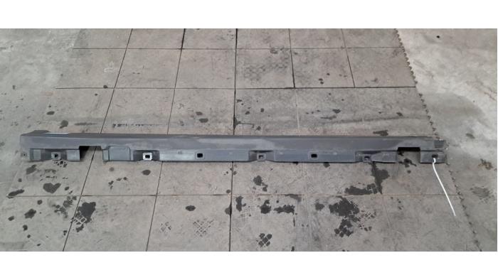 Marche-pied (list de couverture) droite Mercedes GLA