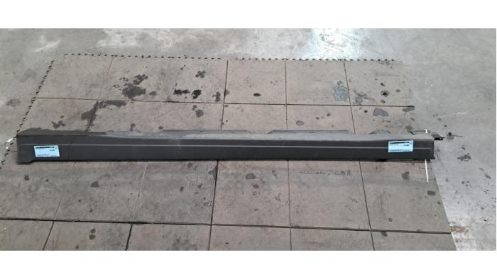 Marche-pied (list de couverture) gauche Mercedes GLA