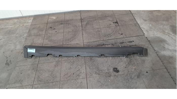 Marche-pied (list de couverture) droite Fiat 500X