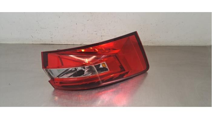 Feu arrière gauche Skoda Superb