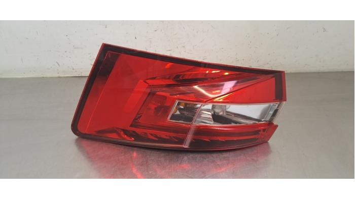 Feu arrière droit Skoda Superb