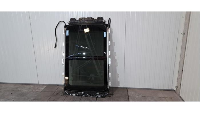 Toit panoramique Lynk &amp; Co 01