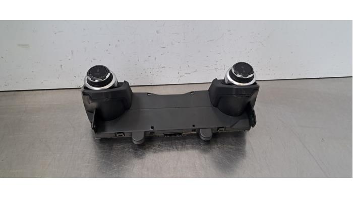 Panneau de commande clim Lynk &amp; Co 01