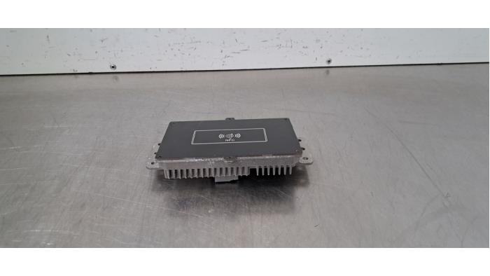 Chargeur sans fil Lynk &amp; Co 01