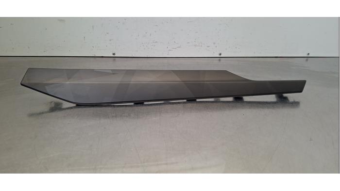 Bande décorative de tableau de bord Lynk &amp; Co 01