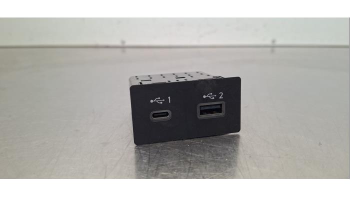 Connexion USB Lynk &amp; Co 01