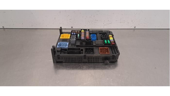Boîte à fusibles Opel Corsa