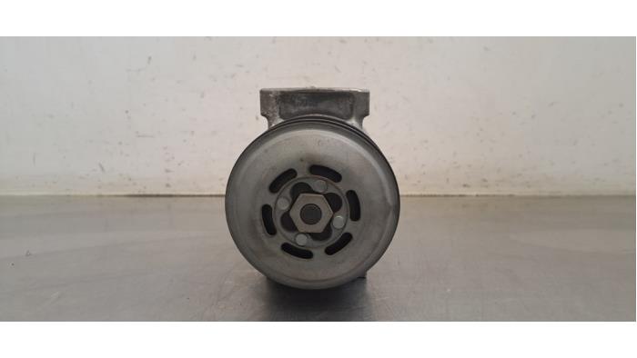 Pompe clim Peugeot 208