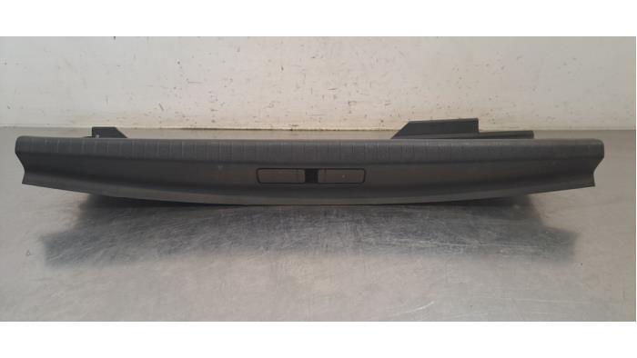 Couverture capteur serrure arrière Peugeot 208