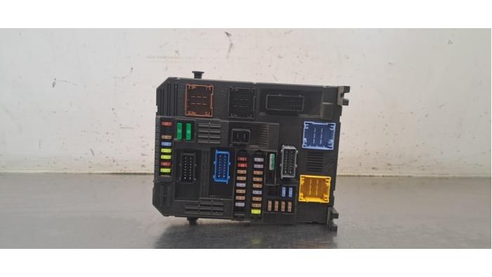 Boîte à fusibles Peugeot 208