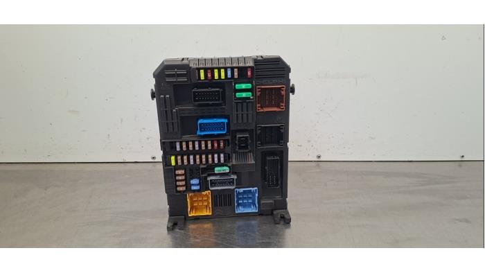 Boîte à fusibles Peugeot 5008