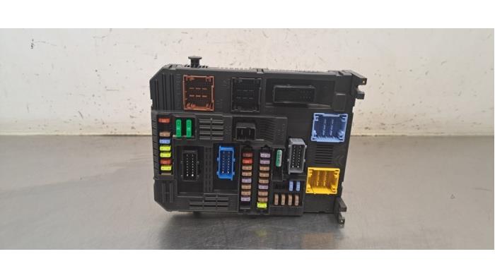 Boîte à fusibles Peugeot 208