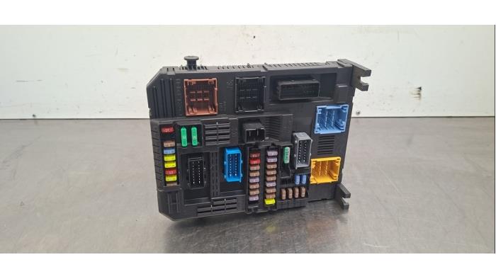 Boîte à fusibles Opel Corsa