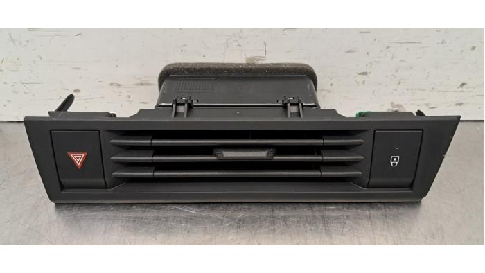 Grille aération tableau de bord Opel Astra