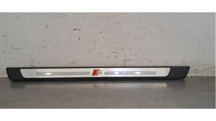 Bande décorative Audi Q8