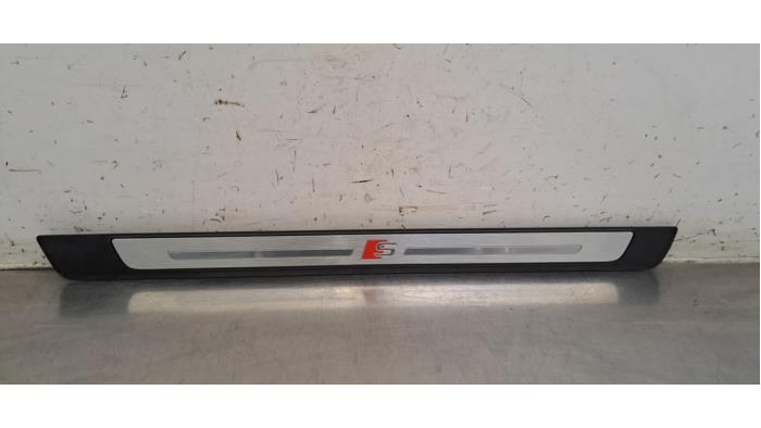 Bande décorative Audi Q8